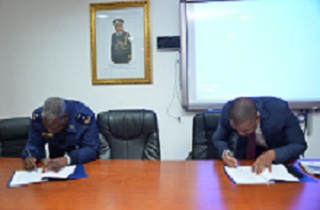 Assinatura do Memorando entre a Excia. Brigadeiro Dinis Kibamguilako Diretor Adjunto da Organização do ISTM e representante do INAMET.