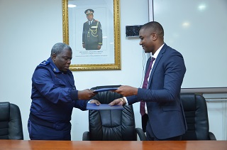 Troca de assinaturas entre sua Excia. Brigadeiro Dinis Kibamguilako Diretor Adjunto da Organização do ISTM e representante do INAMET